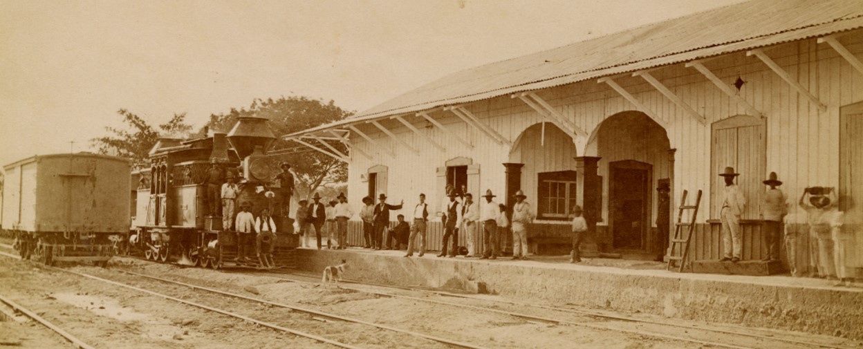 llego el tren jpg.jpg Locomotora del ferrocarril mexicano llegando a una estación de provincia, 1878. Reproducción Autorizada por el Instituto Nacional de Antropología e Historia.