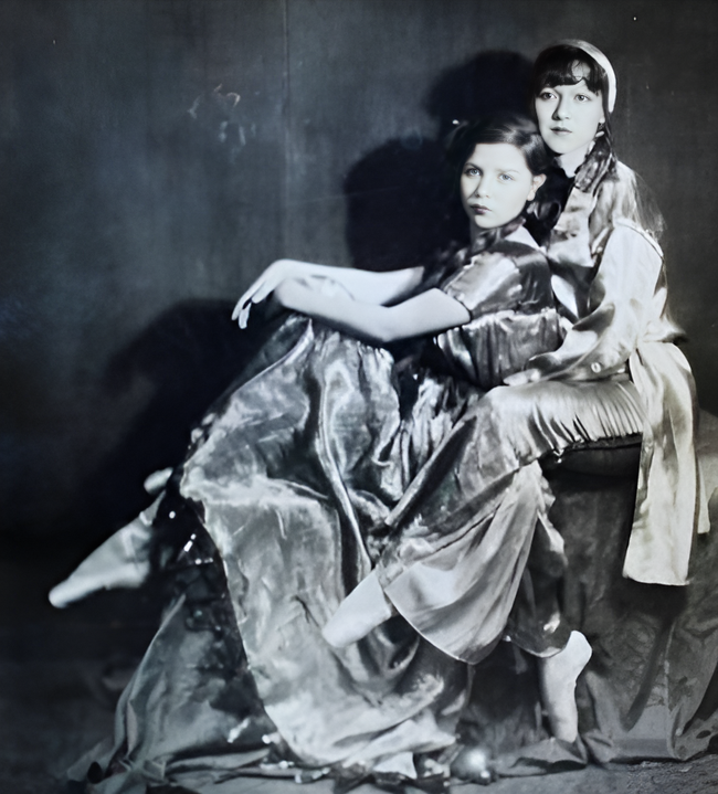 Al lado de su hermana Gloria (1).png Al lado de su hermana Gloria, destacó muy joven por “su gracia y talento en el arte coreográfico.” Foto recuperada de: El Heraldo de Chihuahua.