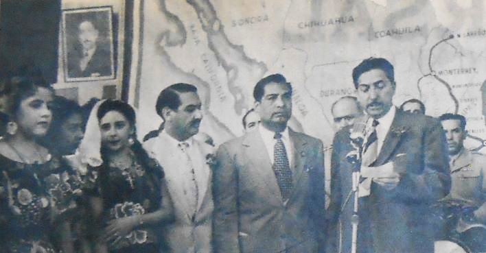 El presidente Miguel Aleman.jpg El presidente Miguel Alemán Valdés en su discurso de inauguración del nuevo Ferrocarril Panamericano en compañía (lado derecho) del Lic. Lic. Manuel R. Palacios, gerente de los Ferrocarriles Nacionales de México. Reproducción autorizada por el INAH.