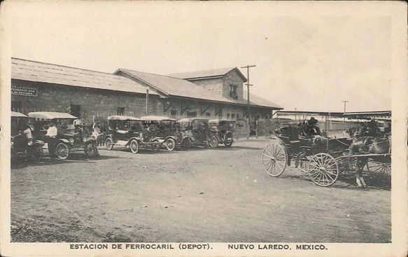 1 Al frente de la fachada de la antigua estación de piedra.jpg Al frente de la fachada de la antigua estación de piedra, se alineaban varios autos de transporte cuyos conductores esperaban pacientes a los viajeros. https://www.facebook.com/nuevolaredodemisamores/posts/el-edificio-de-la-antigua-estaci%C3%B3n-del-ferrocarril-fue-construido-en-1918-sin-em/1847191195372986/