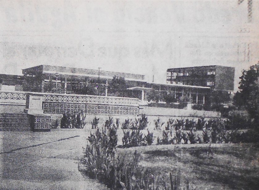 2 Vista de la nueva estación ferroviaria desde el parque Primero de Mayo.jpg Vista de la nueva estación ferroviaria desde el parque Primero de Mayo. El Universal 31 de julio de 1953.