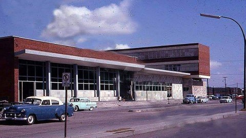 En 1953 la ciudad de Nuevo Laredo estrenó una nueva estación ferroviaria de corte funcionalista, que fue una de las mejores del país.