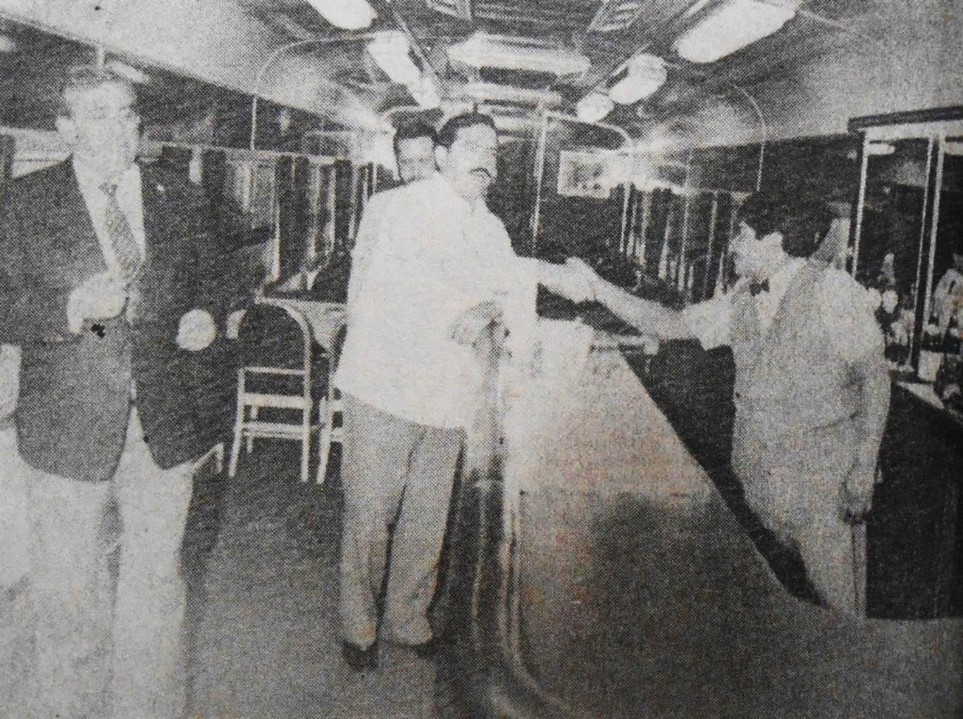 El Lic. Caso Lombardo, director de Ferronales, atestigua el saludo que da el Ing. Martínez Villacaña, gobernador de Michoacán, al empleado del bar-observatorio en el tren “El Purépecha” durante su inauguración. El Universal 27 de agosto de 1987.