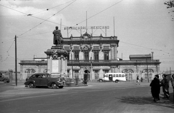 En 1948 la estación del Ferrocarril Mexicano.jpg En 1948 la estación del Ferrocarril Mexicano lucía de esta forma frente a la plaza Buenavista con el monumento a Cristóbal Colón colocado ahí en 1892. Reproducción autorizada por el INAH.