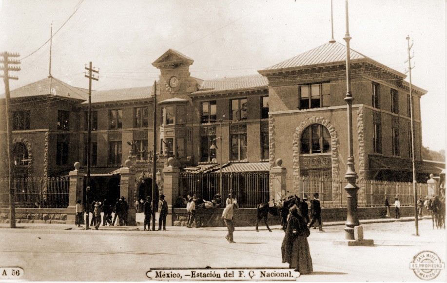 Fachada principal de la Estación Colonia.jpg Fachada principal de la Estación Colonia a principios del siglo XX. https://m.facebook.com/MiMexicoAntiguo/photos/la-estaci%C3%B3n-colonia-o-sullivan-fue-una-estaci%C3%B3n-ferrocarrilerra-ubicada-en-el-ce/2492061030873957/
