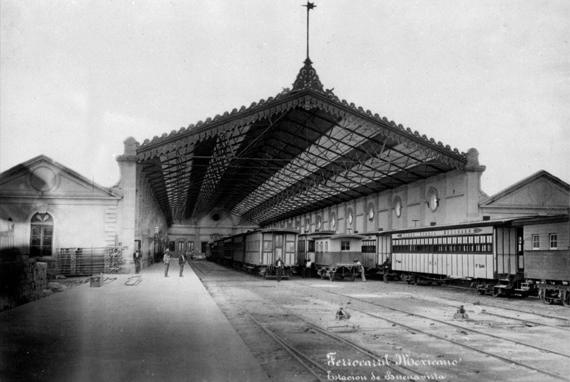 Notable techumbre metálica.jpg Notable techumbre metálica cobijaba los andenes de la estación del Ferrocarril Mexicano. file:///E:/cuartooscuro-1885.webp