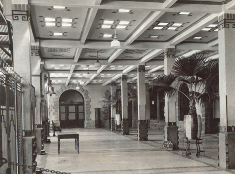Remodelado en la segunda mitad de los años veinte.jpg Remodelado en la segunda mitad de los años veinte, el vestíbulo de la Estación Colonia presentaba este nuevo aspecto con una espléndida decoración realizada en estilo art deco. Fondo Ferrocarriles Nacionales de México, Sección Comisión de Avalúo e Inventarios. Secretaría de Cultura/CNPPCF/CEDIF.