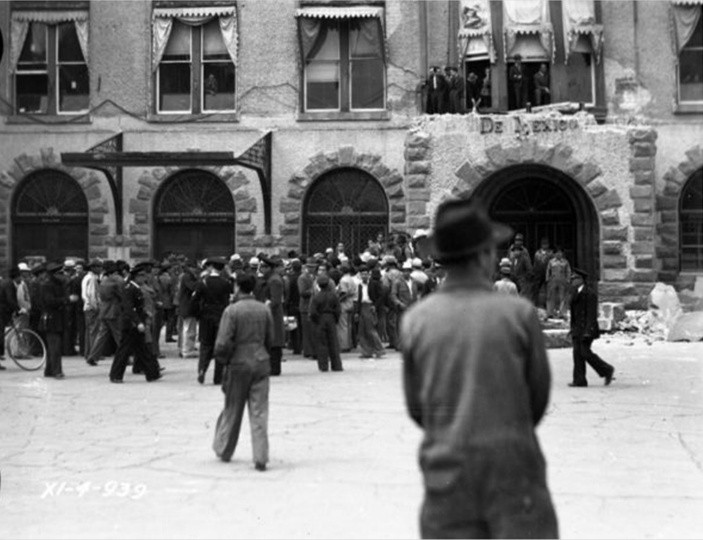 Trabajadores ferrocarrileros protestan.jpg Trabajadores ferrocarrileros protestan por la demolición de la Estación Colonia en 1939. Fondo Ferrocarriles Nacionales de México, Sección Comisión de Avalúo e Inventarios. Secretaría de Cultura/CNPPCF/CEDIF.