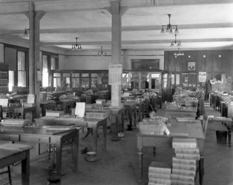 Vista de la oficina de la Superintendencia de Carros.jpg Vista de la oficina de la Superintendencia de Carros en 1926. Fondo Ferrocarriles Nacionales de México, Sección Comisión de Avalúo e Inventarios. Secretaría de Cultura/CNPPCF/CEDIF.