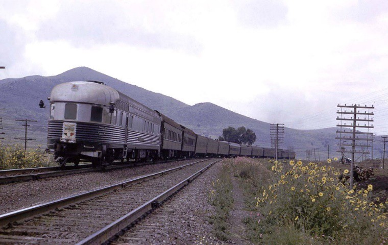 3 l Tapatío tren número 6 con servicio Pullman.jpg “El Tapatío” tren número 6 con servicio Pullman diario se dirige al Túnel de Barrientos en la Sierra de Guadalupe. https://www.facebook.com/photo/?fbid=563859393807028&set=tren-de-pasajeros-el-tapat%C3%ADo-con-coches-dormitorio-pasando-por-lecheria-m%C3%A9xico-e