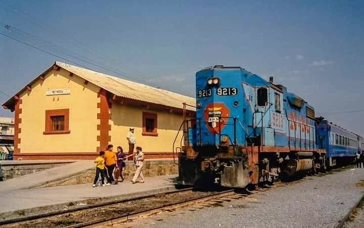“El Tamaulipeco” en la estación de Reynosa, Tamaulipas, en espera de reiniciar su recorrido rumbo a la ciudad de Monterrey, Nuevo león. https://www.facebook.com/photo/?fbid=1386195198240106&set=estaci%C3%B3n-reynosa-tamaulipas-14-de-marzo-1989el-tamaulipeco-nombre-gen%C3%A9rico-que-l