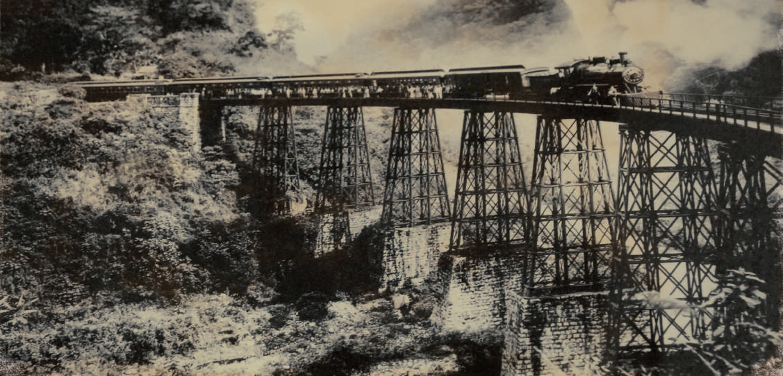 Hacia 1910 el ferrocarril logró subir pendientes, atravesar planicies penetrar túneles y enlazar regiones.jpg Hacia 1910, el ferrocarril logró subir pendientes, atravesar planicies, penetrar túneles y enlazar regiones. Su función como transporte se volvió estratégica para la comunicación terrestre, la economía y la sociedad mexicana. Imagen de Guillermo Kahlo: El Puente de Metlac, Ferrocarril de México a Veracruz. Postal de 1911.