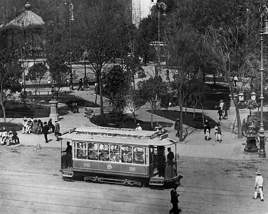 100 tranvías extras solucionaron el transporte.jpg 100 tranvías extras solucionaron el transporte de numerosos compatriotas en la capital del país durante los festejos del Centenario de la Independencia. Reproducción autorizada por el INAH.