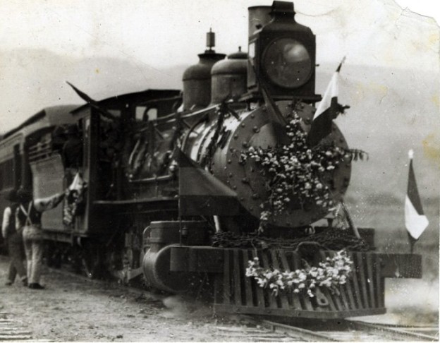 Locomotora adornada con motivos patrios.jpg Locomotora adornada con motivos patrios para festejar el primer Centenario de la Independencia Nacional. Reproducción autorizada por el INAH.