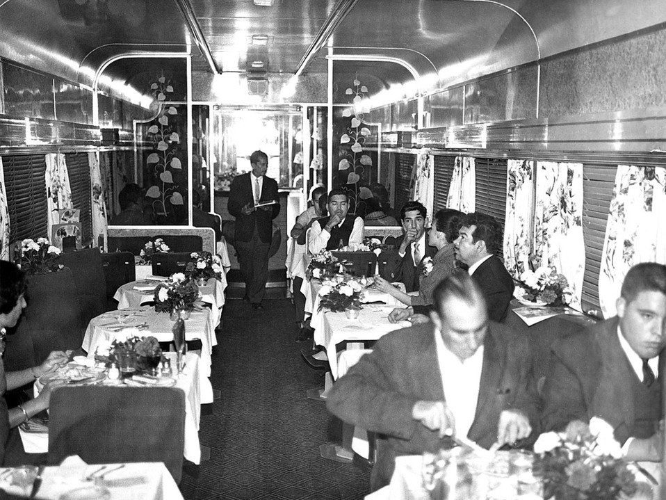 Comedor del tren “Águila Azteca”. https://ferroexposiciones.com.mx/abordar-sabor-del-viaje/