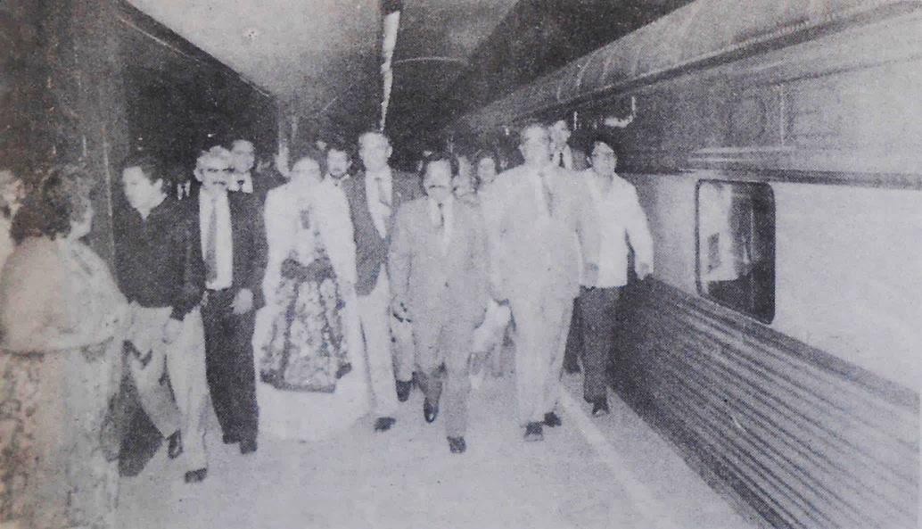 1 Previo a la inauguración del tren.jpg Previo a la inauguración del tren “El Oaxaqueño” en la terminal de Buenavista de la Ciudad de México se observan, al frente de la comitiva, al gobernador de Oaxaca, Lic. Heladio Ramírez López y al director general de Ferrocarriles Nacionales de México Lic. Andrés Caso Lombardo. El Universal 21 de diciembre de 1987.