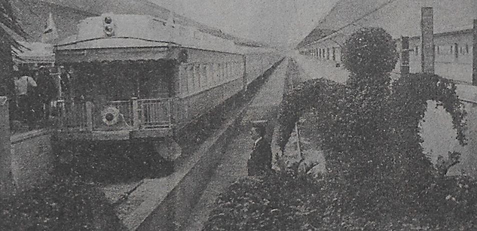 2 El Regiomontano con su carro Agualeguas.jpg “El Regiomontano” con su carro Agualeguas I a punto de partir de la Estación de Buenavista llevando al candidato presidencial Carlos Salinas de Gortari rumbo a la ciudad de Monterrey. El Universal 10 de noviembre de 1987.