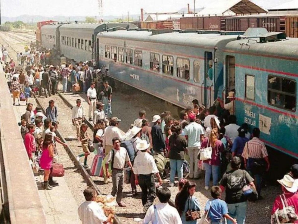 4 Pasajeros y vendedores.jpg Pasajeros y vendedores se mezclan en las estaciones donde llegaba “El Regiomontano”. https://proyectometropolitanozmg.mx/los-trenes-de-la-revolucion/