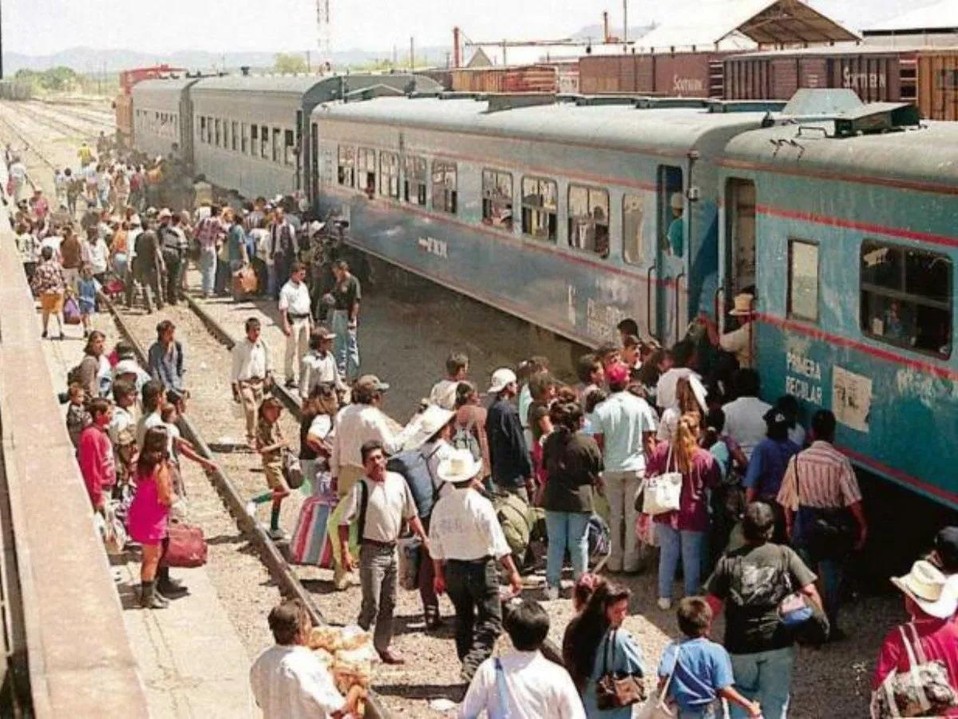Pasajeros y vendedores se mezclan en las estaciones donde llegaba “El Regiomontano”. https://proyectometropolitanozmg.mx/los-trenes-de-la-revolucion/