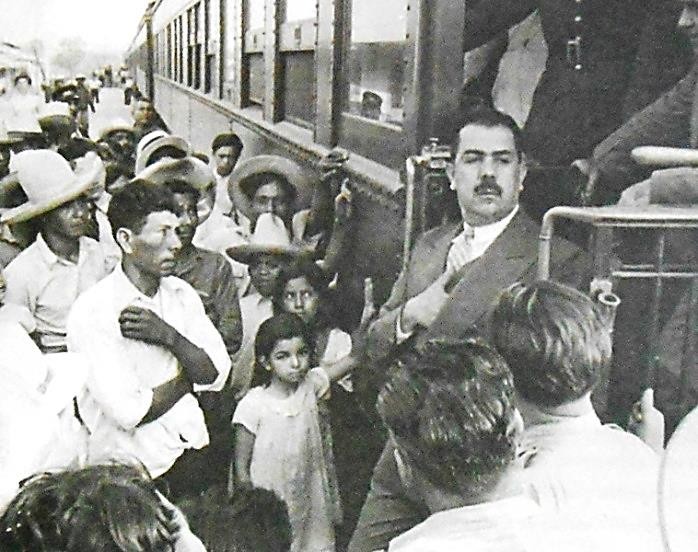El presidente Lázaro Cárdenas en uno de sus múltiples viajes de trabajo por la provincia. Libro: Tren Presidencial Olivo