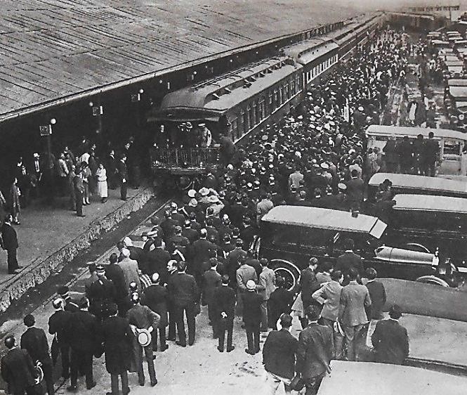 El Tren Olivo llegando a la Estación Colonia con los restos de doña Natalia Chacón, esposa del presidente Plutarco Elías Calles. Libro: Tren Presidencial Olivo