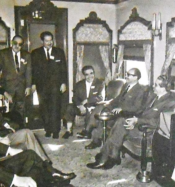 El presidente Adolfo López Mateos (extrema derecha) en el Tren Olivo, inaugura la vía Chihuahua- Pacífico. Reproducción autorizada por el INAH