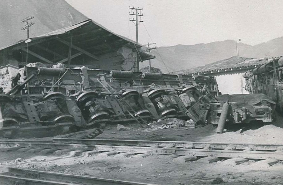 Las locomotoras 1008 y 1007, volcadas, dañaron los muros de la bodega en la estación de Maltrata, Veracruz. SICT