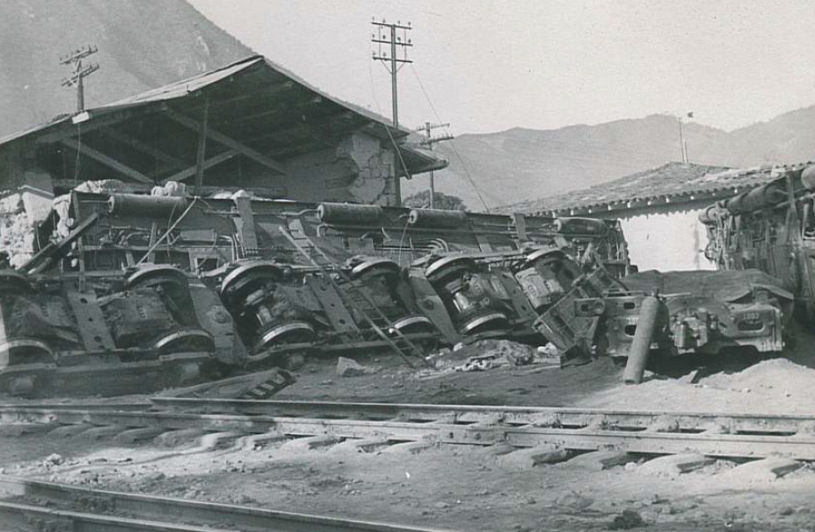 Las locomotoras 1008 y 1007 volcadas.jpg