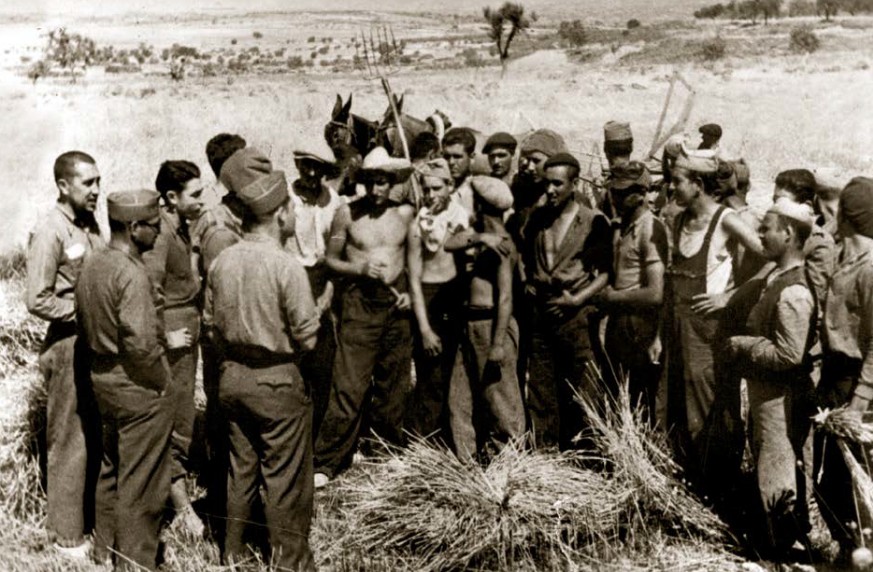 3 Para oponerse al avance del franquismo.jpg Para oponerse al avance del franquismo, las mujeres del FUPDM contribuyeron a la causa de la República Española con discursos, festivales artísticos y colectas. Foto recuperada del libro: A 100 años de lucha popular.