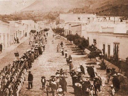 1 Desfile revolucionario.jpg Desfile revolucionario en Pinos a principio de siglo XX