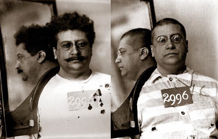 En 1910 los magonistas se trasladaron a Los Ángeles, California, para continuar con sus acciones revolucionarias, a través de Regeneración, semanario que recibió apoyo monetario de Francisco I. Madero, líder del antirreeleccionismo en México. Debido a su anarquismo y rechazo a la “autoridad, el capital y el clero”, Flores Magón fue visto como un riesgo en los Estados Unidos. Foto recuperada de: ¡Tierra y Libertad! El sueño de una Revolución.