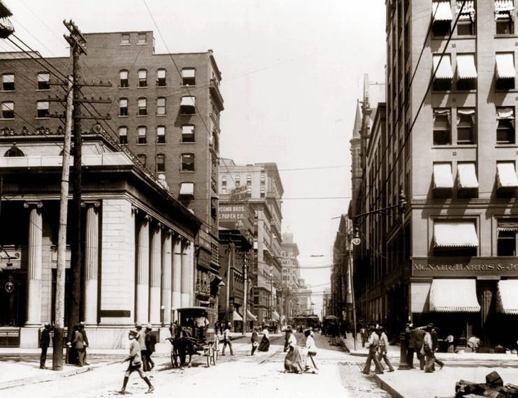 En septiembre de 1905, Ricardo Flores Magón fundó y presidió la Junta Organizadora del PLM en Saint Louis, Missouri, ciudad donde enfrentó el acoso de la administración de correos estadounidense, pues retiró a Regeneración, su registro como artículo de segunda clase para obligar a sus editores a pagar derecho de porte, por enviar gran parte de su tiraje a México. Foto recuperada de: ¡Tierra y Libertad! El sueño de una Revolución.