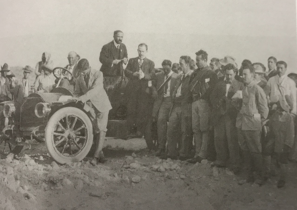 Convencido de que Villa era digno del grado de coronel, Madero reconoció sus logros en una ceremonia a la que asistieron miles de correligionarios villistas.  Fotos recuperadas del libro: Pancho Villa, la construcción del mito.