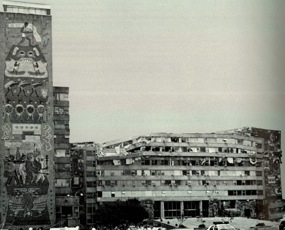 Daños ocasionados por el terremoto de 1985.jpg Daños ocasionados por el terremoto de 1985 en los murales y últimos pisos del Edificio B del Centro SCOP. SCT.