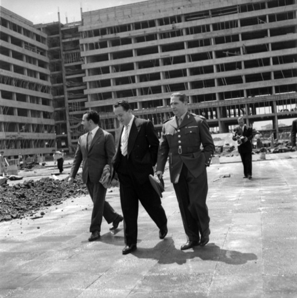 El Arq Carlos Lazo.jpg El Arq. Carlos Lazo, al centro, recorre y supervisa las obras del Centro SCOP. Reproducción autorizada por el INAH.