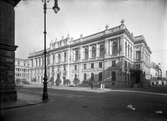 Señorial palacio.jpg Señorial palacio alojó a la Secretaría de Comunicaciones y Obras Públicas al final del porifirato. Reproducción autorizada por el INAH.