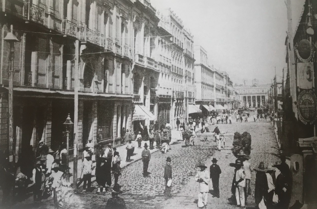 Al iniciar la última década del siglo XIX, las condiciones de grandes sectores del pueblo mexicano eran adversas, pues prevalecía una estratificación y desigualdad social que desdibujaban el sueño porfiriano de un país próspero y rico. Fotografía recuperada del libro: 1910: La Universidad Nacional y el barrio universitario.