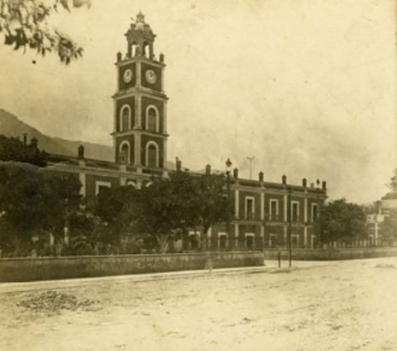 La construcción de obras de infraestructura.jpg La construcción de obras de infraestructura, monumentos, edificios y centros de trabajo como el que albergó a la fábrica de Río Blanco, en Orizaba, Veracruz, abonó a la “ficción de una riqueza sin límites”. Fundado por empresarios franceses y considerado como el centro fabril en textiles más moderno de América Latina, Río Blanco llegó a emplear a 1,700 trabajadores. Fotografía recuperada: El Tiempo y su Memoria.