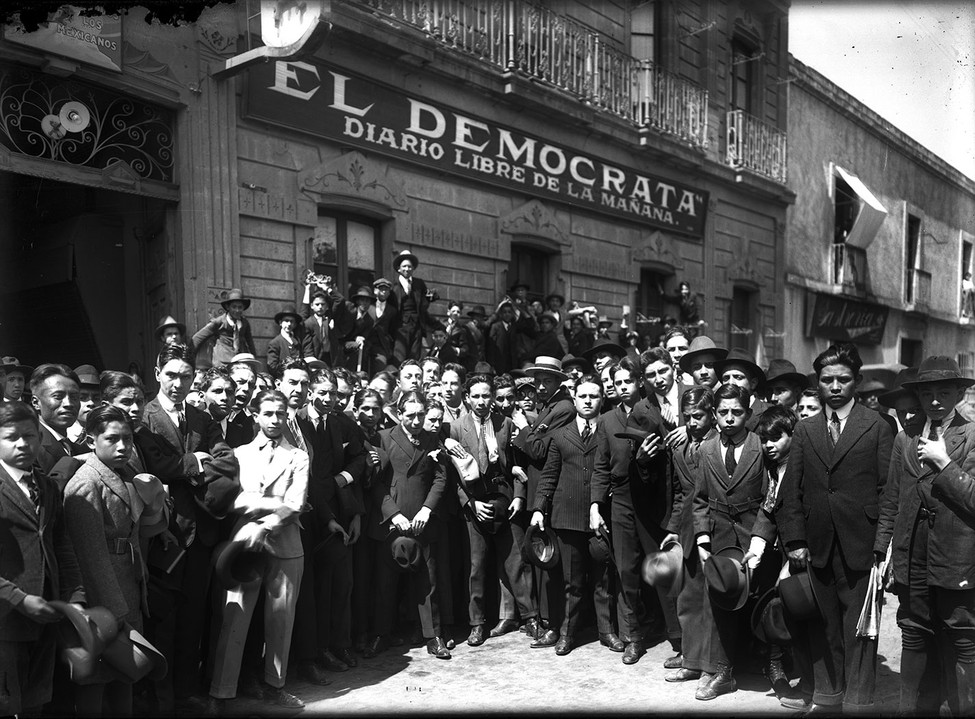 La hostilidad hacia la prensa opositora no evitó que periódicos como El Demócrata.jpg La hostilidad hacia la prensa opositora, no evitó que periódicos como El Demócrata, dirigido por Joaquín Clausell, publicara los artículos revolucionarios de Ricardo Flores Magón, quien se unió al equipo de redacción al año siguiente de su participación en el movimiento antirreleccionista de 1892. Fotografía recuperada de: El Tiempo y su Memoria.