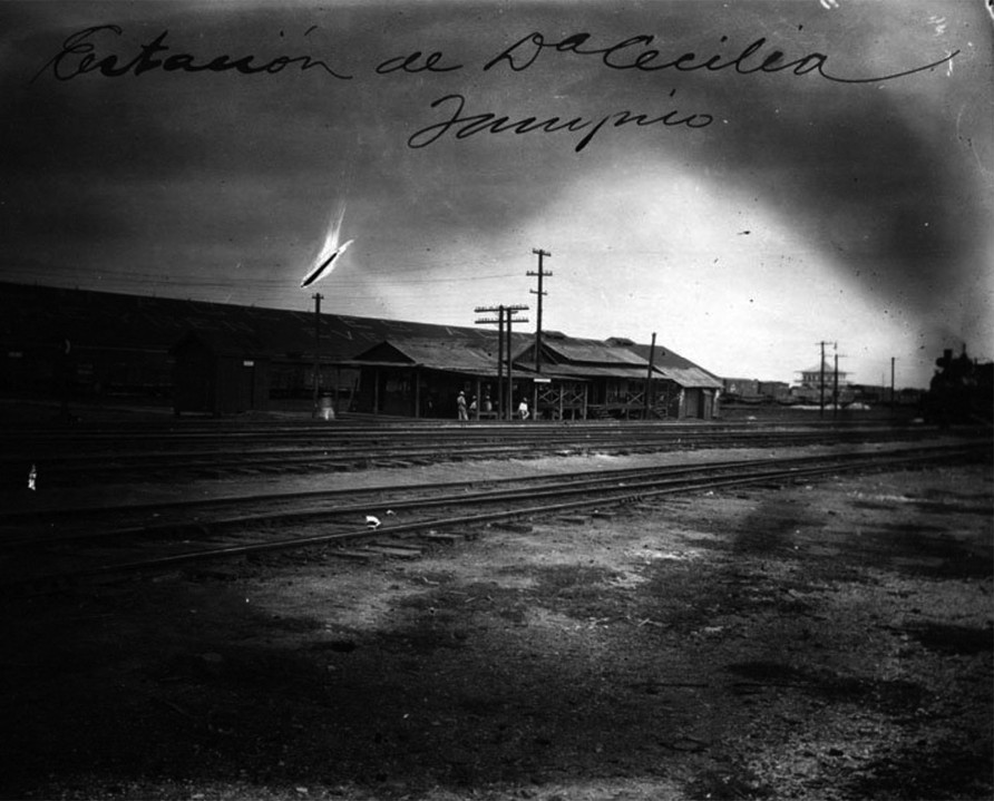 La línea del ferrocarril que cubriría la ruta Monterrey-Tampico se inauguró.jpg La línea del ferrocarril que cubriría la ruta Monterrey-Tampico se inauguró con la puesta en operaciones de la estación ‘Doña Cecilia’, ubicada en Tampico, Tamaulipas, el día 24 de octubre de 1891. Fotografías recuperadas de: El Tiempo y su Memoria.