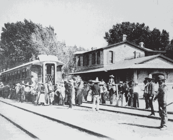 8 El gobierno de Porfirio Díaz.png El gobierno de Porfirio Díaz se propuso tender vías de ferrocarril en Durango desde 1882. Sin embargo, fue una década después (1892), cuando el estado contó con este medio de transporte.