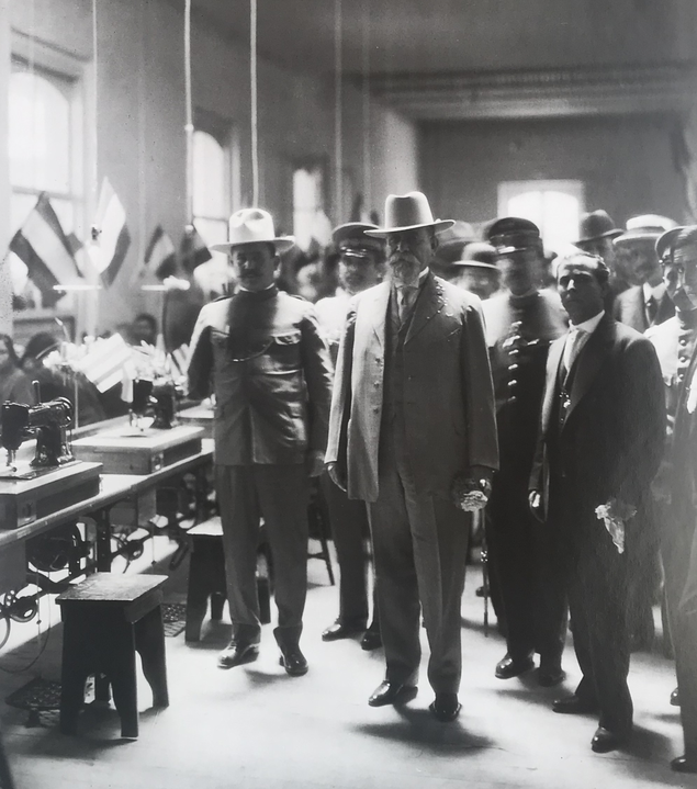 carranza.png Don Venustiano Carranza, inaugurando junto con Obregón los Establecimientos Fabriles Militares de en 1917, reconoció el Tacubayavalioso apoyo ofrecido por la Secretaría de Comunicaciones y Obras Públicas a las instituciones sanitarias, para la atención eficaz y el control de la influenza española. Manuel Ramos. Libro: Fervores y epifanías en el México moderno.