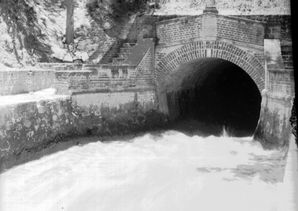 Las obras del Desagüe del valle de México fueron inauguradas el 27 de mayo de 1900. Además de evitar las inundaciones que sufría la capital del país en tiempos de lluvia, desalojaba las aguas negras de la ciudad capital. La Secretaría de Comunicaciones y Obras Públicas vigiló y mejoró durante la epidemia de 1918 su correcto funcionamiento. Reproducción autorizada por el INAH.