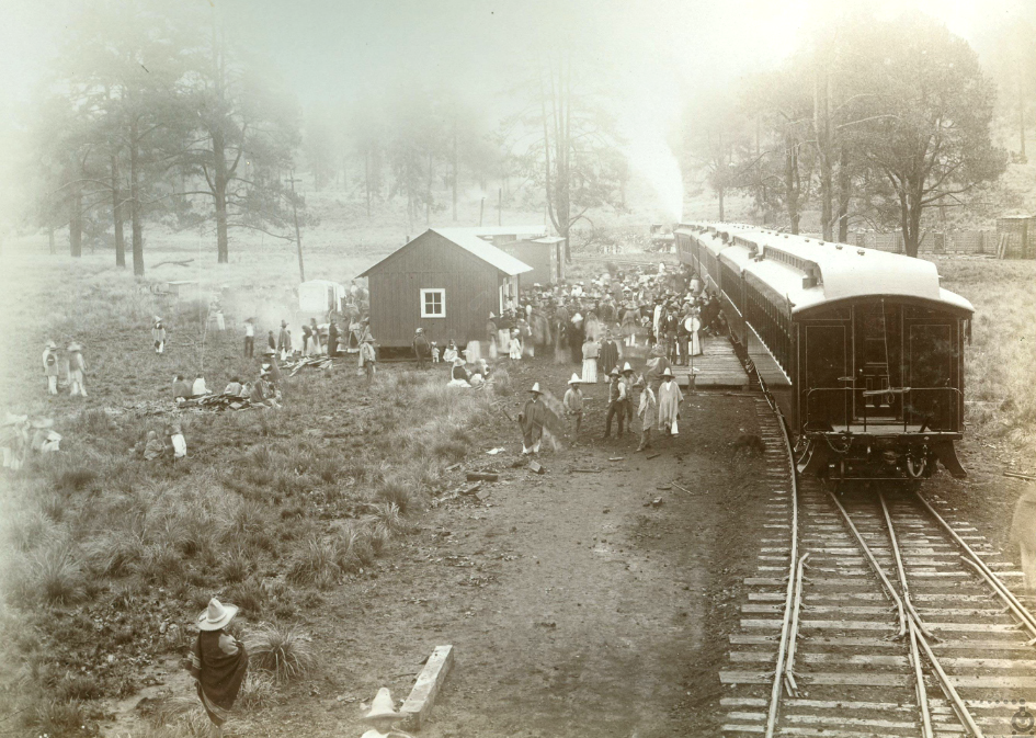 ferroviario.png La alta demanda del servicio ferroviario representaba la formación de posibles focos de contagio, tanto en las estaciones como en los interiores de los ferrocarriles. Reproducción autorizada por el INAH.