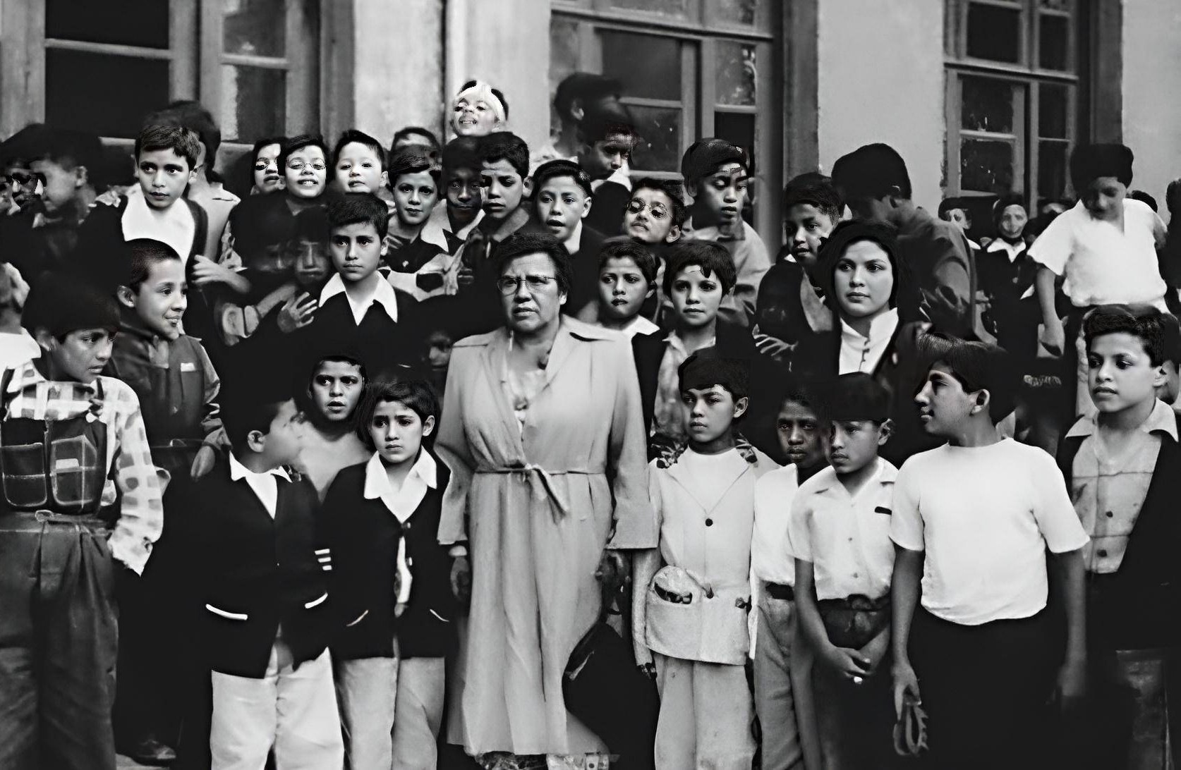 5 Eulalia Guzmán consideró a la educación como la vía .jpg