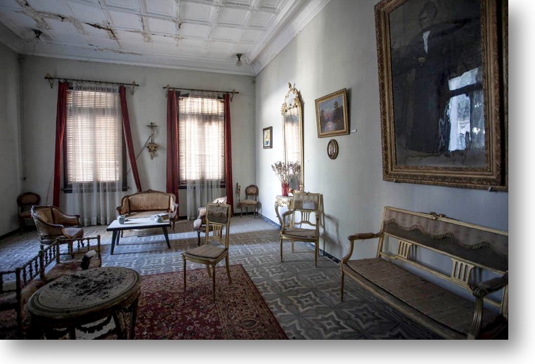 JUANA CATALINA ROMERO 07.jpg Sala recepción de la casa de la notable empresaria. https://oaxaca.heraldodemexico.com.mx/local/2023/11/9/casa-de-juana-catalina-esta-en-venta-en-oaxaca-precio-historia-del-iconico-inmueble-15951.html