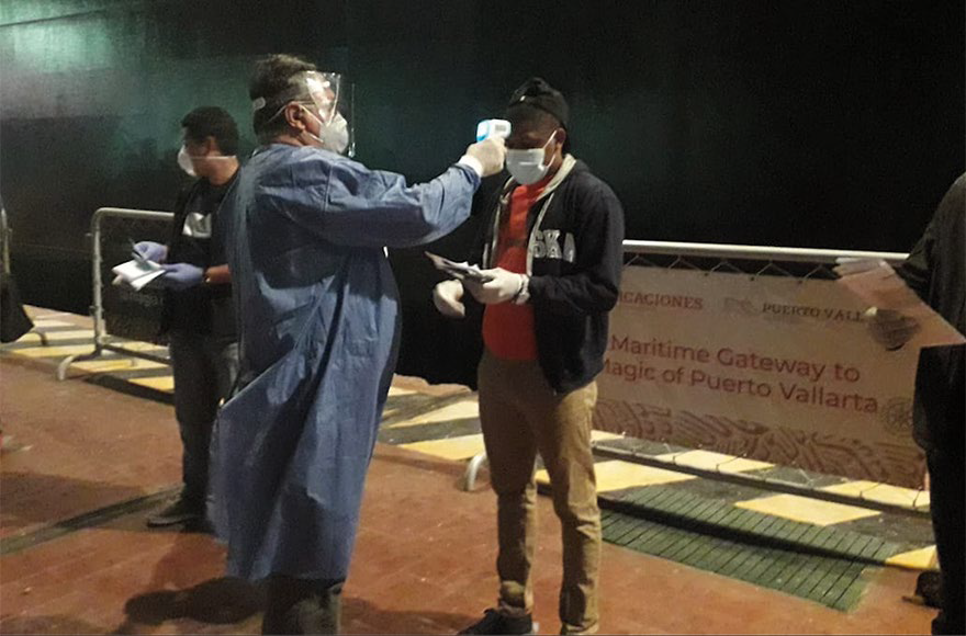 procedimiento.png Procedimientos preventivos de desinfección individual por el equipo de Sanidad Internacional para personas en tránsito nacional e internacional. Dirección de Comunicación Social SCT.