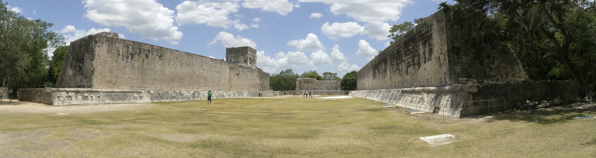 Juego de Pelota en la zona arqueológica de Chichén Itzá. https://es.wikipedia.org/wiki/Juego_de_pelota_mesoamericano#/media/Archivo:Chich%C3%A9n_Itz%C3%A1_-_juego_de_pelota_-_panorama_20070707.jpg