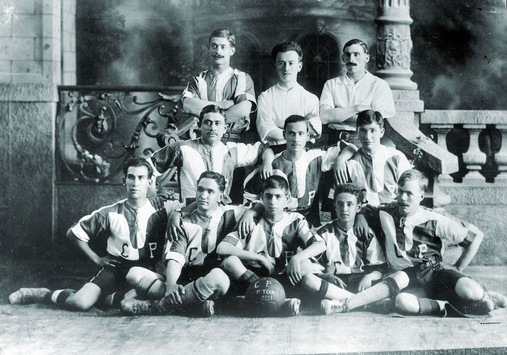 El primer equipo formal de fútbol en México: el Pachuca. Reproducción autorizada por el INAH