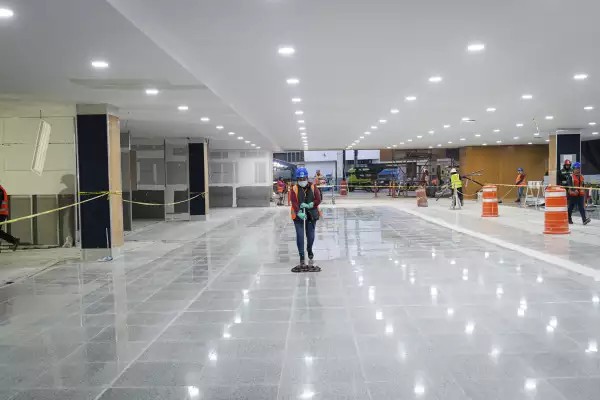 Nuevos pisos de granito forman parte de las obras de modernización del Aeropuerto Internacional de la Ciudad de México. https://obras.expansion.mx/infraestructura/2026/02/02/aicm-cambia-su-imagen-remodelacion-salas